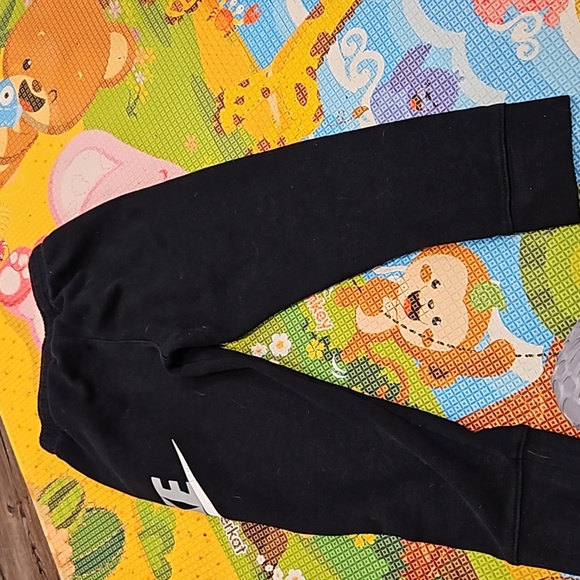 Size Small:  fits 4 to 5Good condition Nike Brand  joggers - Picture 8 of 8